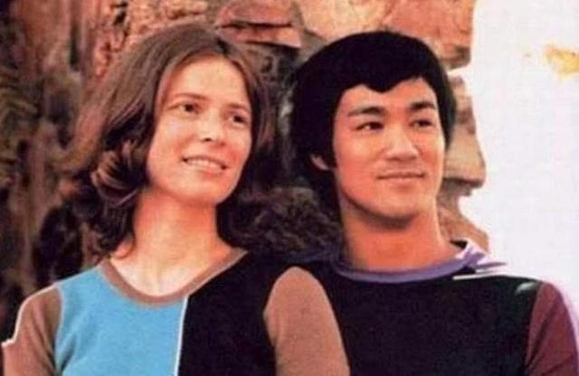 李小龙|李小龙父子都是因为意外去世的吗？真相远远没有那么简单！