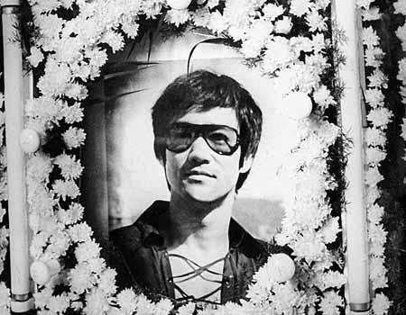 李小龙|李小龙父子都是因为意外去世的吗？真相远远没有那么简单！