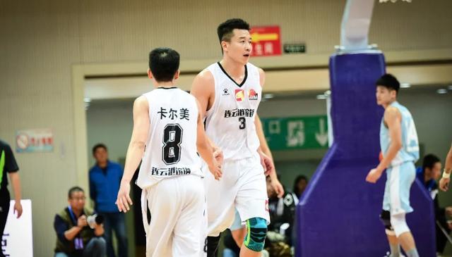 王旭,孙文,俞鑫敏,连云港男篮则派出了张思逸,彭雪城,贺承龙,任宇鑫