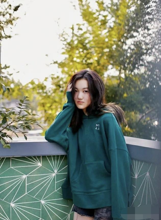 李亚鹏晒李嫣幼年照片,刚做手术嘴上绷带明显,近照不见当年影子