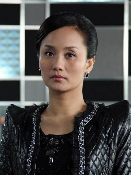 54岁慕容云海妈妈穿旗袍大秀身材看着竟比29岁郑爽还年轻