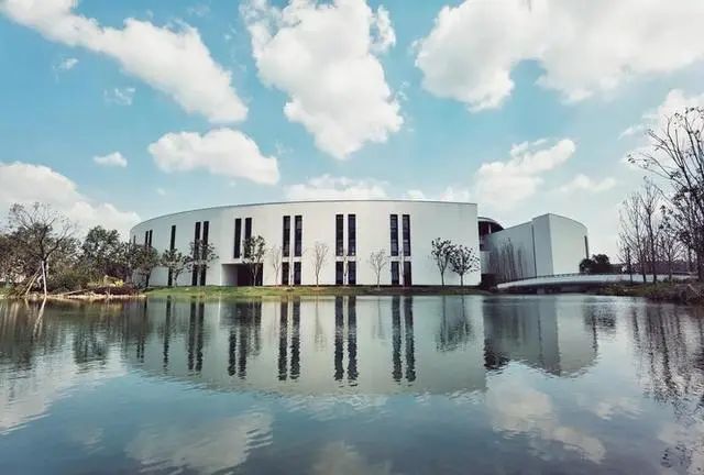 湖畔大学启用仓前新校区马云希望湖畔走出的学员每个人身上都能拥有家