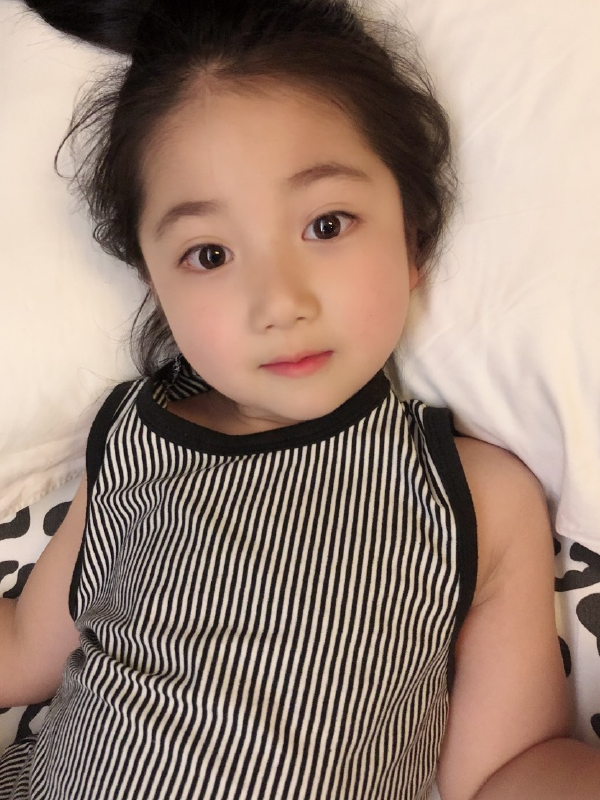 易烊千玺小妹妹才是"整容式"长大,五官精致宛如洋娃娃,如今逆袭成女神