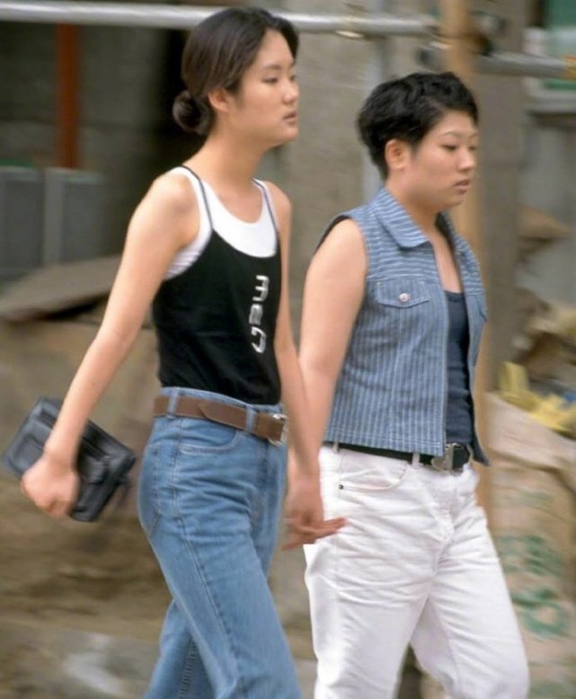 上个世纪90年代街头的时尚美女