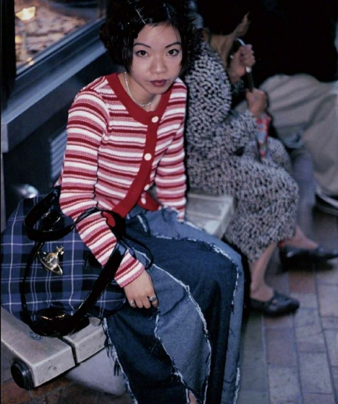 上个世纪90年代街头的时尚美女!_腾讯新闻