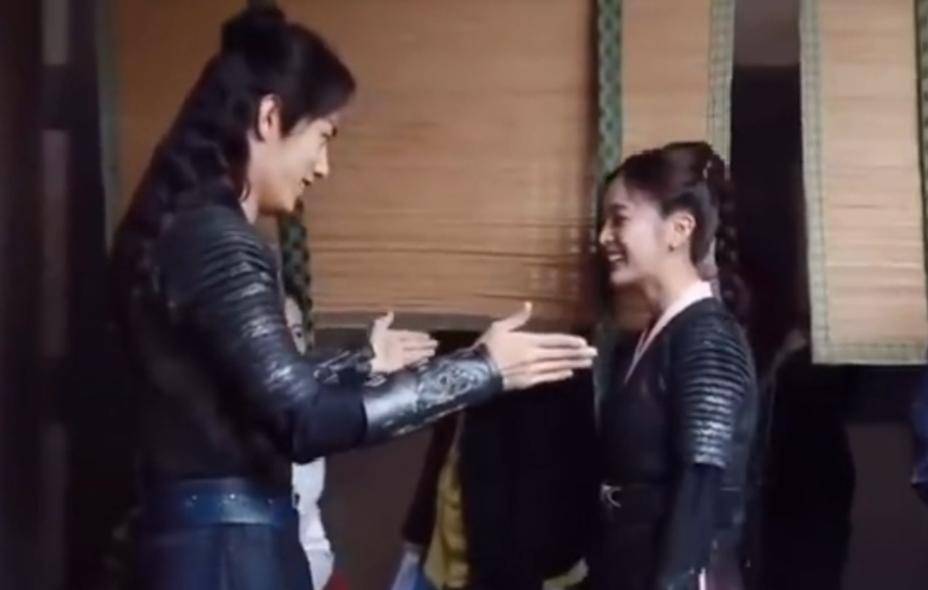 吴宣仪|《斗罗大陆》花絮曝光，肖战在片场主动摸吴宣仪的手，互动超甜蜜