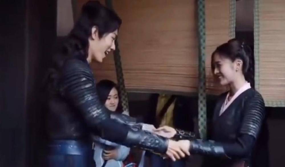 吴宣仪|《斗罗大陆》花絮曝光，肖战在片场主动摸吴宣仪的手，互动超甜蜜