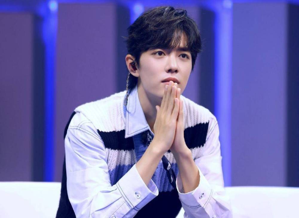 吴宣仪|《斗罗大陆》花絮曝光，肖战在片场主动摸吴宣仪的手，互动超甜蜜