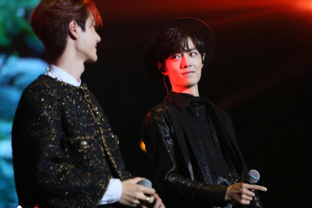 吴宣仪|《斗罗大陆》花絮曝光，肖战在片场主动摸吴宣仪的手，互动超甜蜜