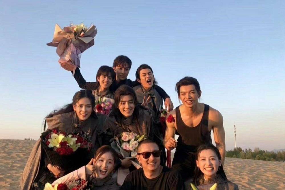 吴宣仪|《斗罗大陆》花絮曝光，肖战在片场主动摸吴宣仪的手，互动超甜蜜