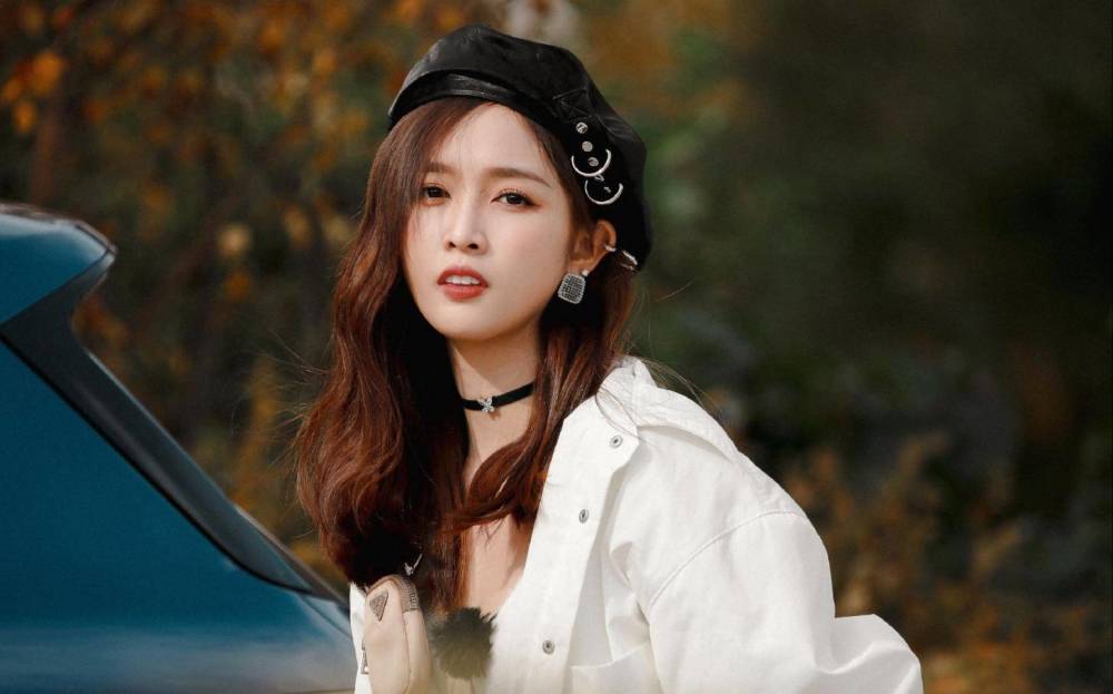 吴宣仪|《斗罗大陆》花絮曝光，肖战在片场主动摸吴宣仪的手，互动超甜蜜