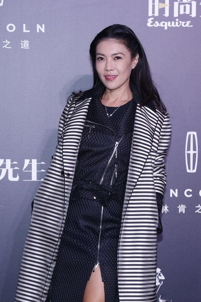 苏芒不愧时尚出身,黑色长大衣配豹纹毛领气质张扬,黑白配真精致