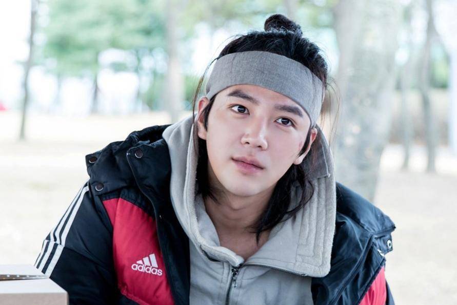 张根硕被指发福后爱上健身晒照秀手臂肌肉花美男变型男