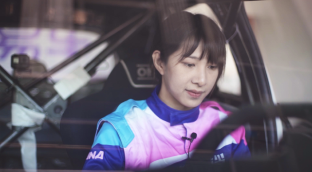 而且对驾驶有着无尽的热爱和执着,于是我就邀请她加入极速拍档,也就有