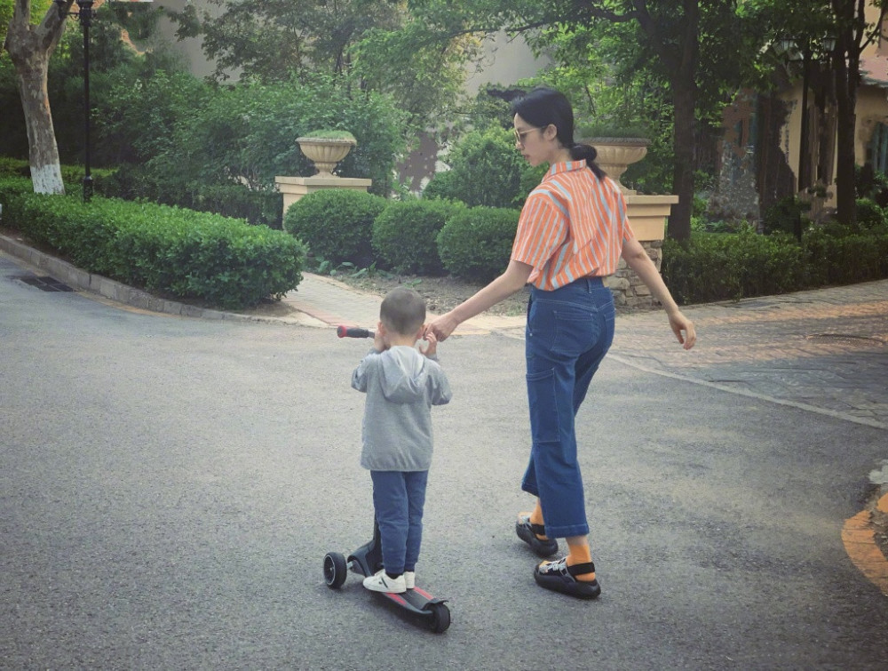 孙莉|复出了！孙莉最新广告片身材气质绝了，为黄磊生三娃后仍是少女颜