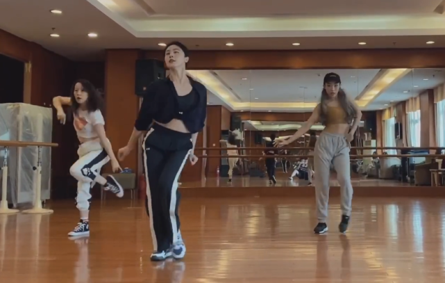 孙莉|复出了！孙莉最新广告片身材气质绝了，为黄磊生三娃后仍是少女颜