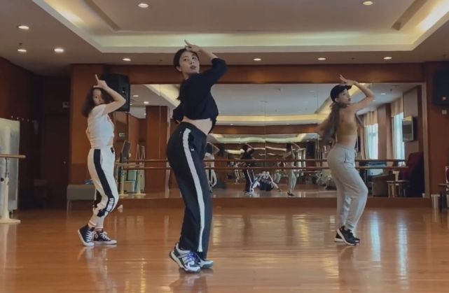 孙莉|复出了！孙莉最新广告片身材气质绝了，为黄磊生三娃后仍是少女颜