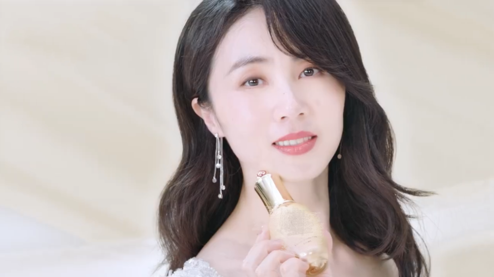 孙莉|复出了！孙莉最新广告片身材气质绝了，为黄磊生三娃后仍是少女颜