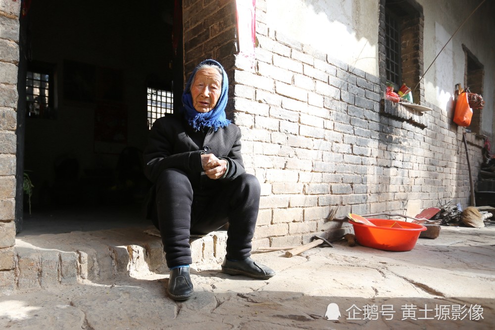 山区的早上比较冷,老奶奶早上起来还围着围巾