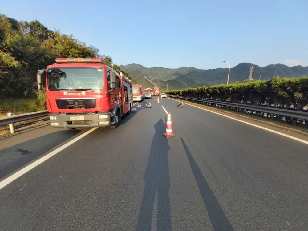 品車上裝載二氯乙烷(30噸)有3輛貨車追尾位於g1512甬金高速金華方向11