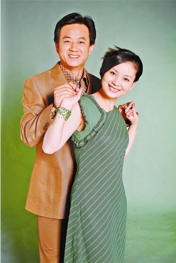 朱军妻子罕见现身,戴贝雷帽穿黑白配,彰显50岁女性的时髦气质