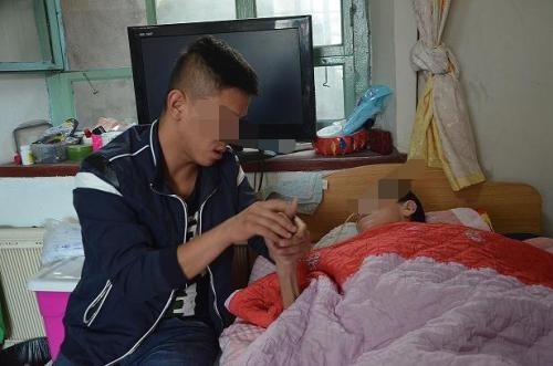 丈夫照顾植物人妻子五年,妻子睁开眼指指墙壁,丈夫破门而出!