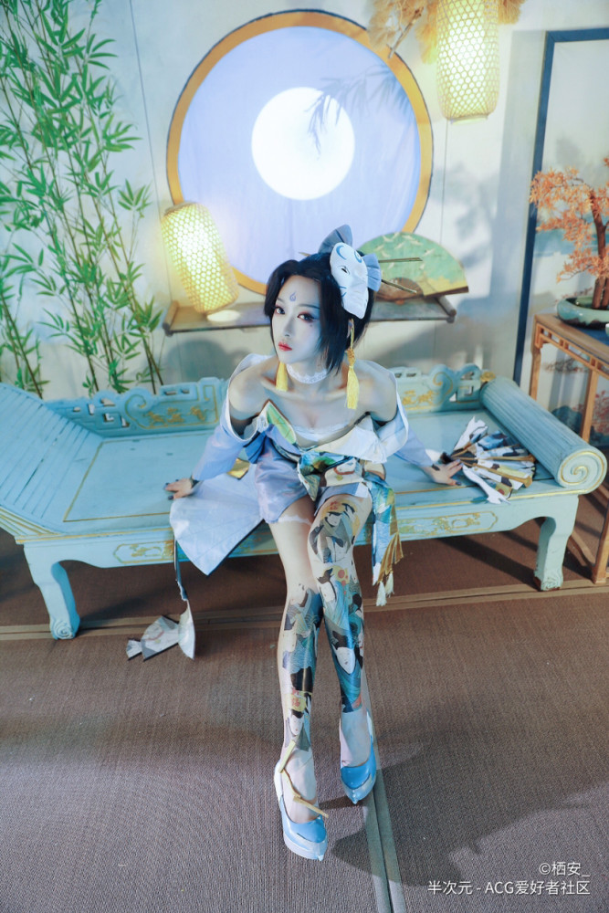 王者荣耀不知火舞cos:小姐姐慵懒的姿态让人喜爱