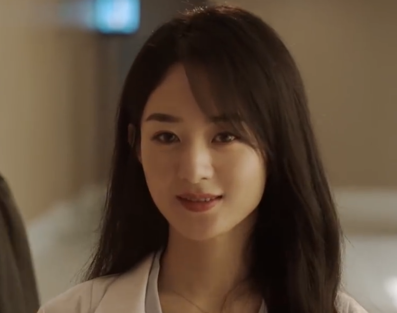 赵丽颖|赵丽颖《谁是凶手》再度演绎反派角色，穿白大褂笑容瘆人，让人直起鸡皮疙瘩