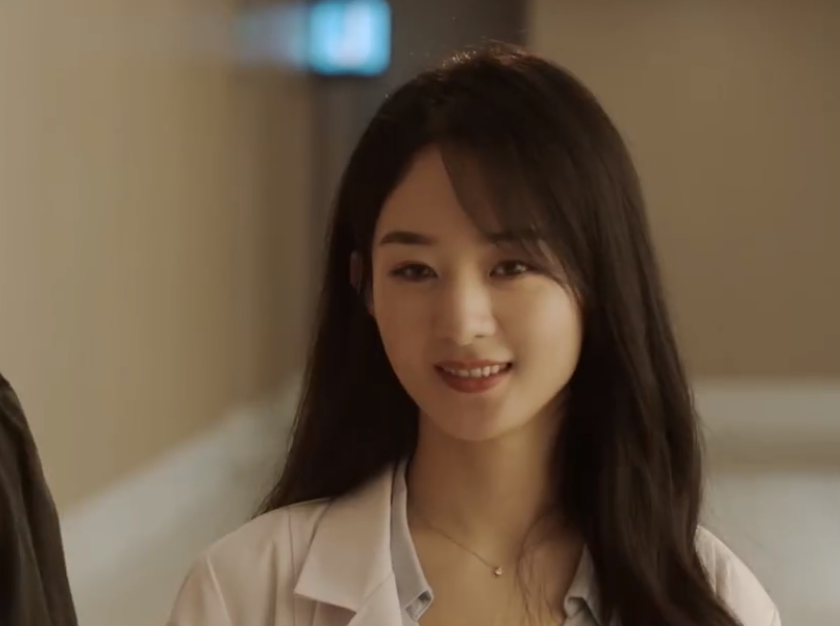 赵丽颖|赵丽颖《谁是凶手》再度演绎反派角色，穿白大褂笑容瘆人，让人直起鸡皮疙瘩