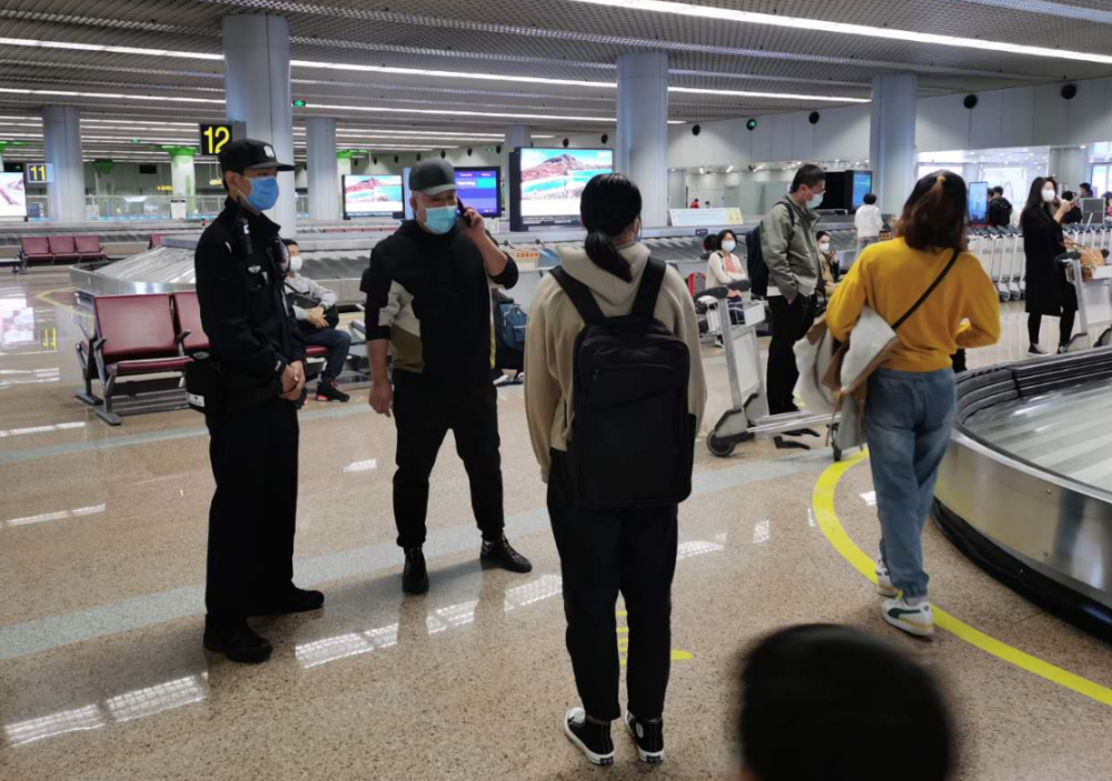 首都机场|女孩听信营销号来京追星：“去找我男朋友了”