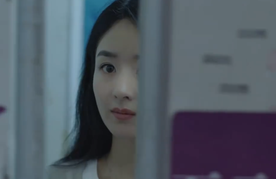 赵丽颖|赵丽颖《谁是凶手》再度演绎反派角色，穿白大褂笑容瘆人，让人直起鸡皮疙瘩