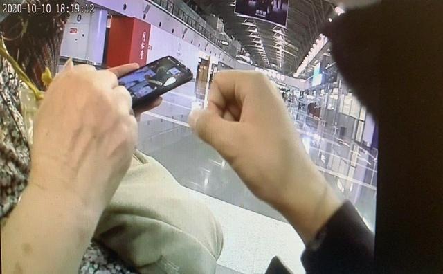 北京|85岁老太迷短视频追中年男星到北京：我喜欢他，他中意我