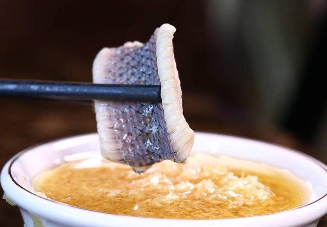 外地人称为黑暗料理,广东人却把它当成秋季的宠儿,他们认为,"龙虎凤"