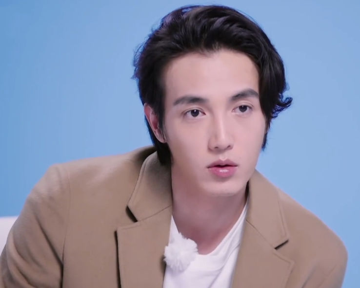 黄皓,也依然是很帅气,身材气质很好的男生,比她小十六岁,但年龄不是