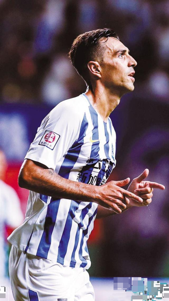 而广州富力旧将埃兰·扎哈维则上演了他的荷甲首秀,首发登场的他送上