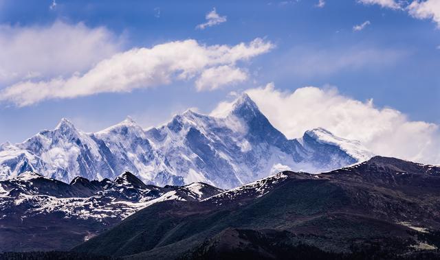 南迦巴瓦處喜馬拉雅山脈,在唸青唐古拉山脈和橫斷山脈的交匯處,是中國