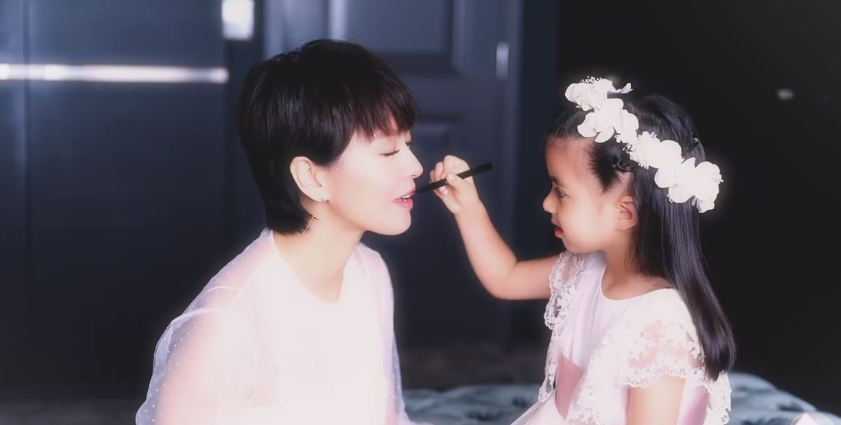 梁咏琪|梁咏琪带娃做蛋糕，45岁素颜真实，5岁混血女儿门牙掉光仍漂亮