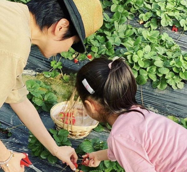 梁咏琪|梁咏琪带娃做蛋糕，45岁素颜真实，5岁混血女儿门牙掉光仍漂亮