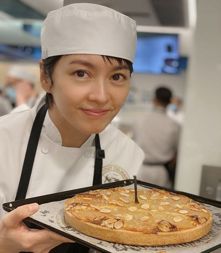 梁咏琪|梁咏琪带娃做蛋糕，45岁素颜真实，5岁混血女儿门牙掉光仍漂亮