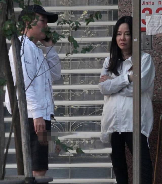 狄莺|狄莺崩溃哭喊不想活了！弟弟接连去世儿子陷官司，如今母亲也病逝