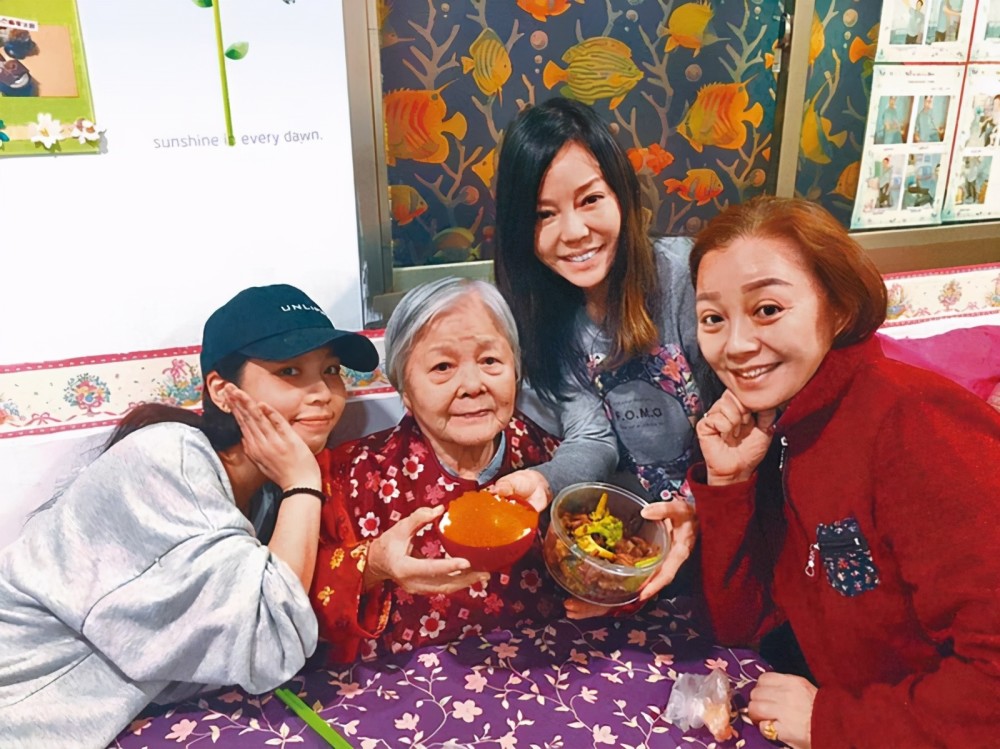 狄莺|狄莺崩溃哭喊不想活了！弟弟接连去世儿子陷官司，如今母亲也病逝