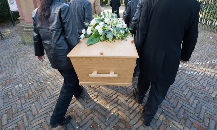 国外19岁男过世家人拿不出1100元葬礼费,业者抬棺走人尸体扔地板