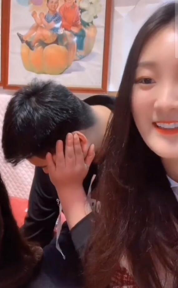 朱之文|大衣哥儿子被助理怂恿搂媳妇，直播高调秀恩爱，后困到捂脸要停播！