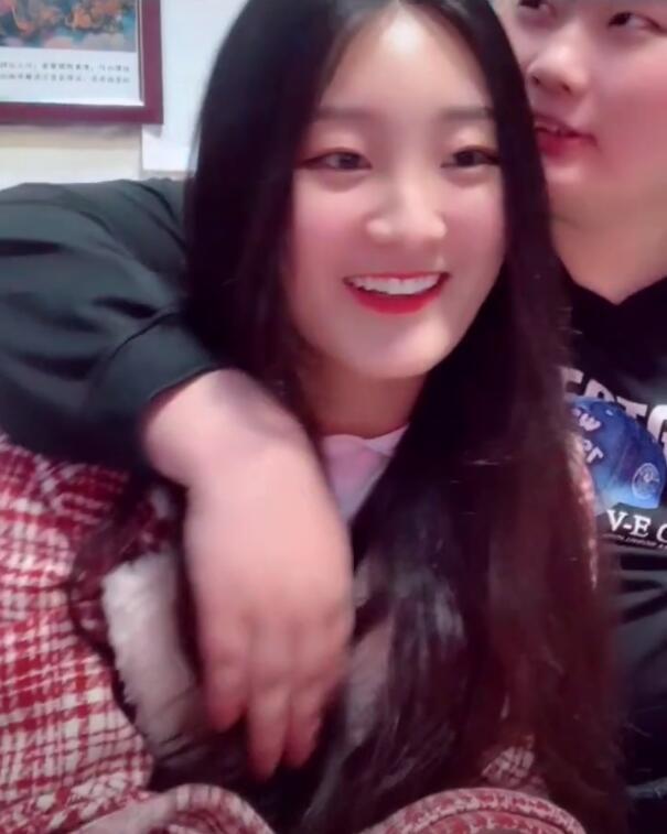 朱之文|大衣哥儿子被助理怂恿搂媳妇，直播高调秀恩爱，后困到捂脸要停播！