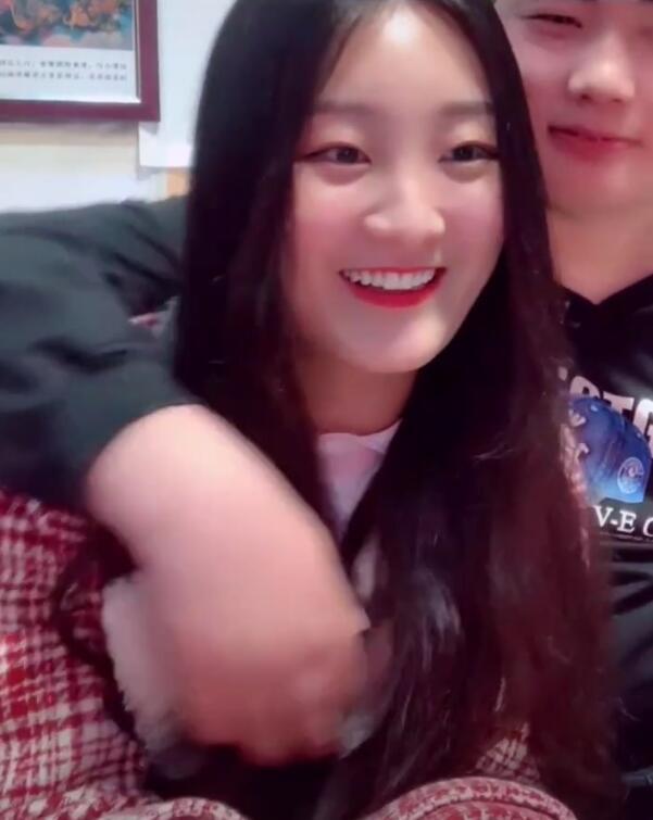 朱之文|大衣哥儿子被助理怂恿搂媳妇，直播高调秀恩爱，后困到捂脸要停播！