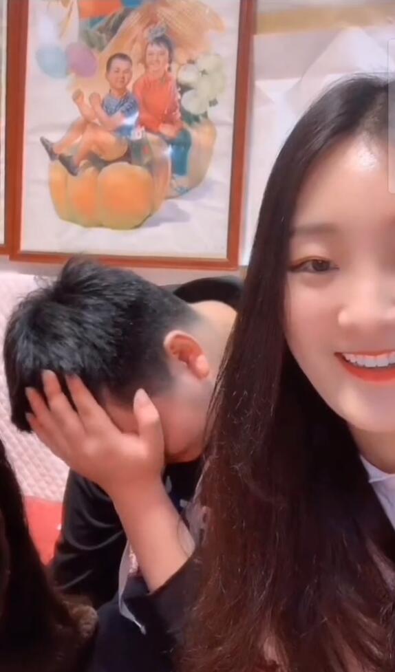 朱之文|大衣哥儿子被助理怂恿搂媳妇，直播高调秀恩爱，后困到捂脸要停播！