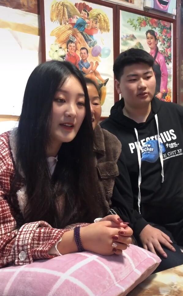 朱之文|大衣哥儿子被助理怂恿搂媳妇，直播高调秀恩爱，后困到捂脸要停播！