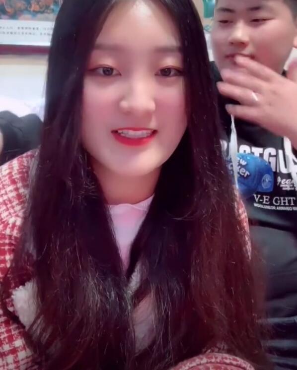 朱之文|大衣哥儿子被助理怂恿搂媳妇，直播高调秀恩爱，后困到捂脸要停播！