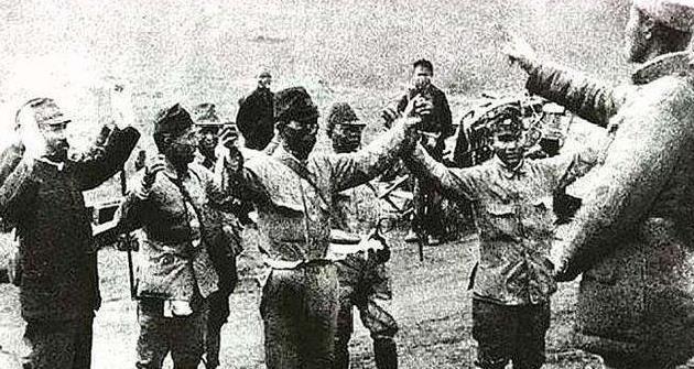 他的后面是一群日本士兵,全部都是一脸丑态,真的是让人看衣服特别的