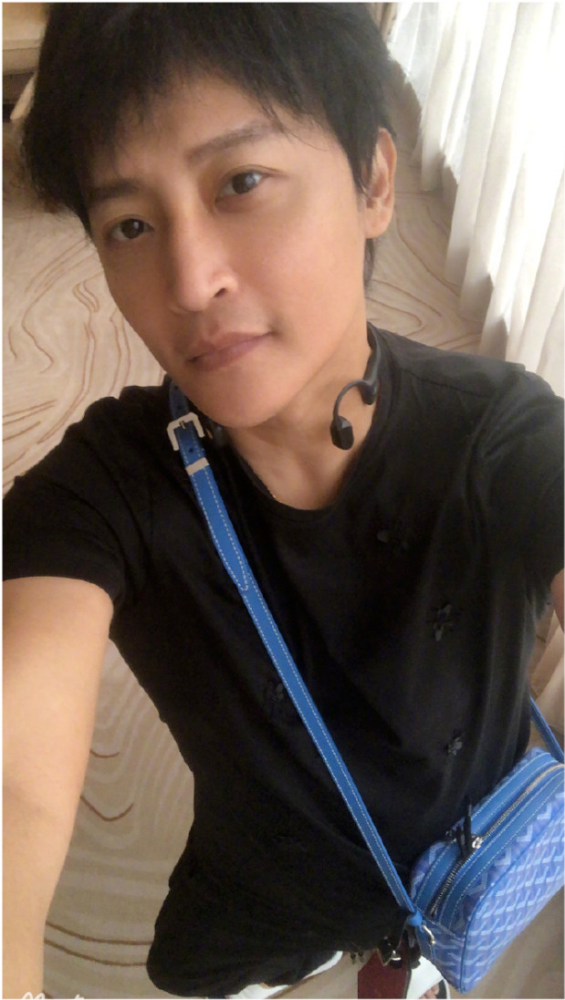 49岁陈志朋近照男人味十足,素颜悠闲装踩拖鞋,蓝色女士包亮眼